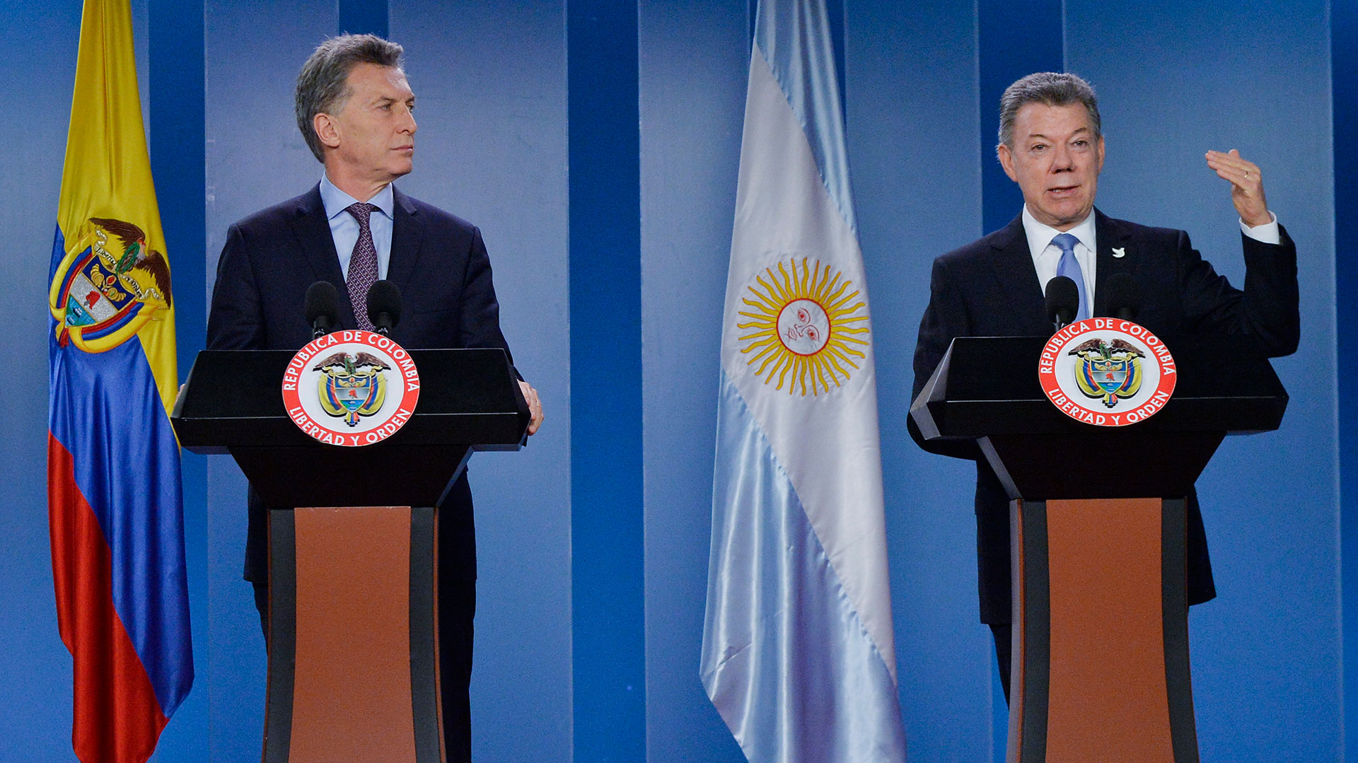 Mauricio Macri escucha atentamente a Juan Manuel Santos en una conferencia de prensa