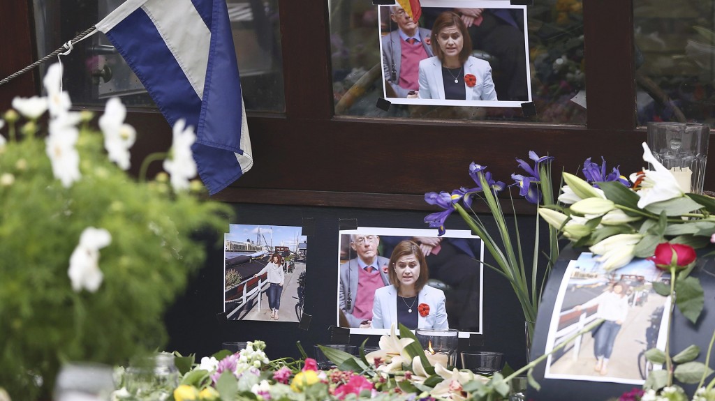 Las ofrendas a Jo Cox (Reuters)