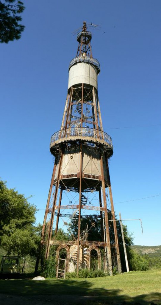 El molino, sin aspas, queda en pie