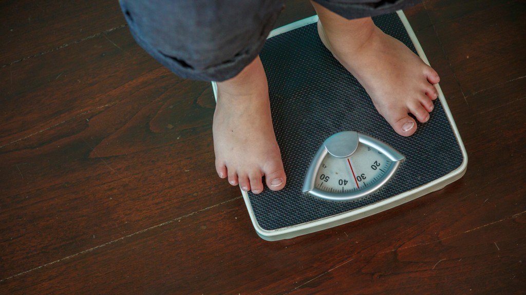 Dormir bien puede ayudar a contrarrestar los efectos de la obesidad (Shutterstock)