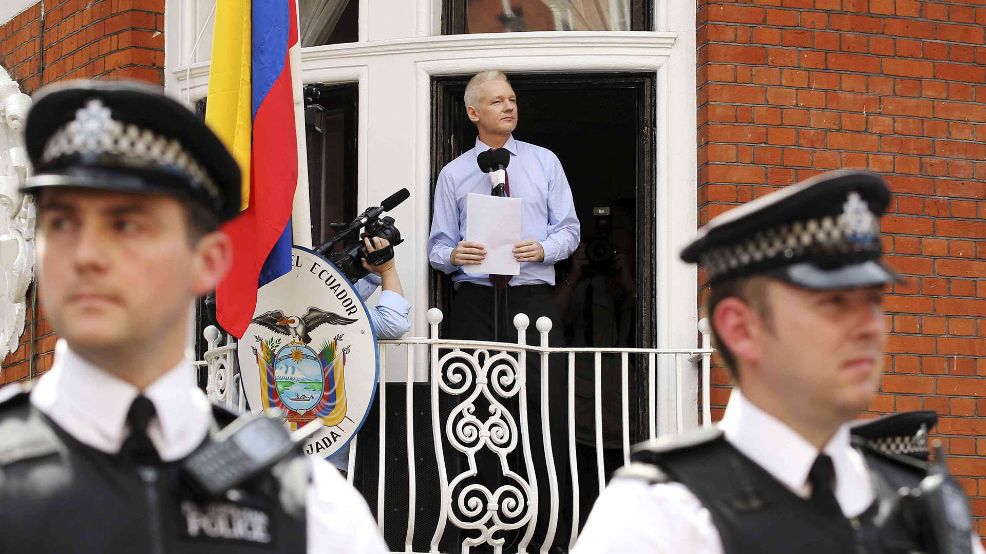 Julian Assange en la embajada de Ecuador en Londres (Reuters)