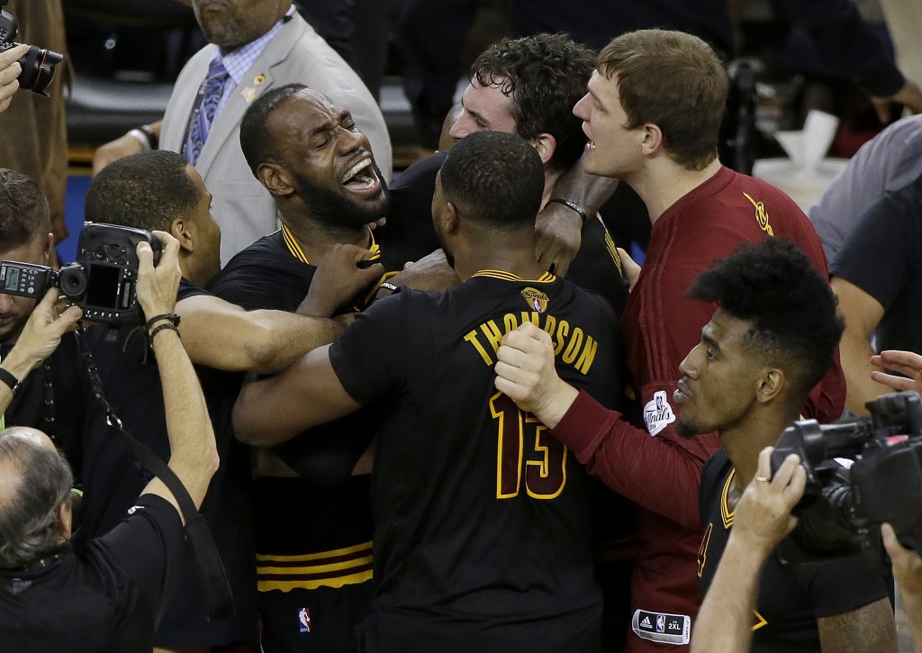 LeBron James donó millones de dólares para ayudar a los chicos de Akron, su ciudad natal (AP)