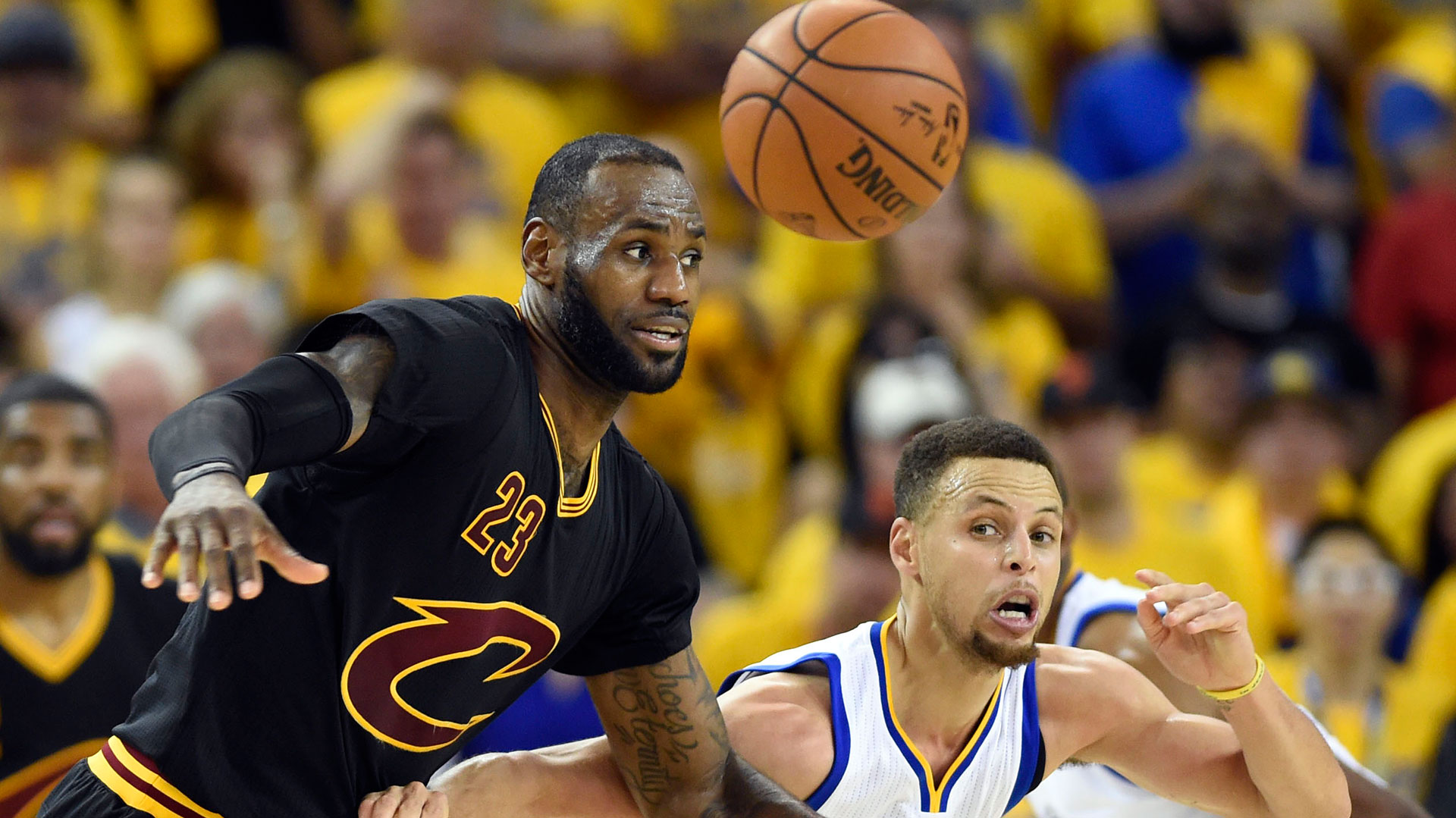 LeBron James y Stephen Curry, las figuras de cada uno de los equipos (Reuters)