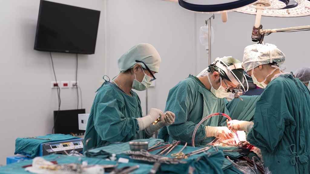 La técnica consiste en la inserción de un clavo y un imán en el hueso que luego será operado por control remoto por el propio paciente (Shutterstock)