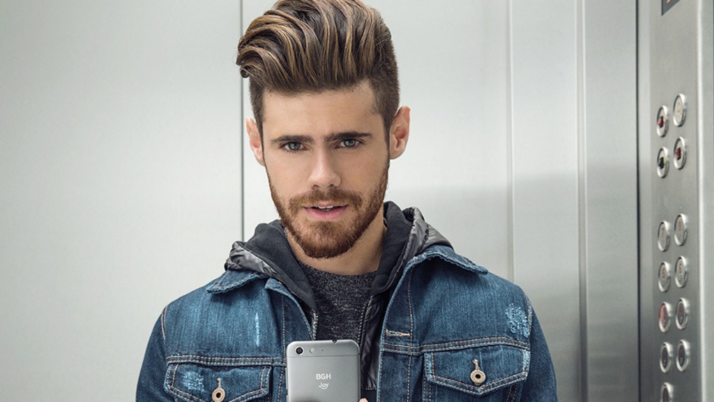 Gastón Soffritti con el nuevo celular Joy V6