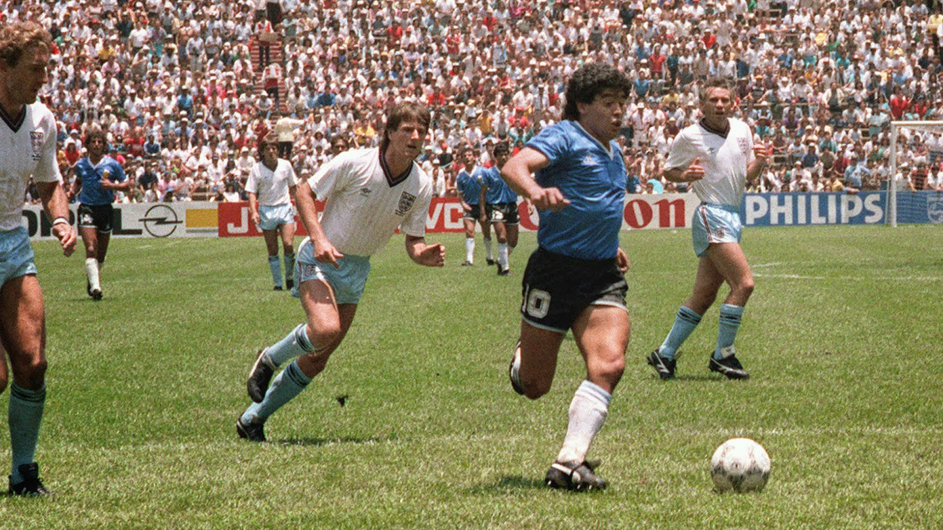 Diego, en su mítico encuentro ante Inglaterra. Lo rodean rivales, no lo pueden frenar (Foto: AFP)