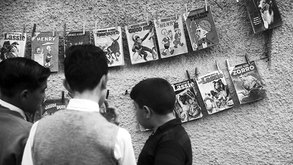 Un grupo de niños curiosea un stand de historietas en Parque Rivadavia (Colección Makarius)