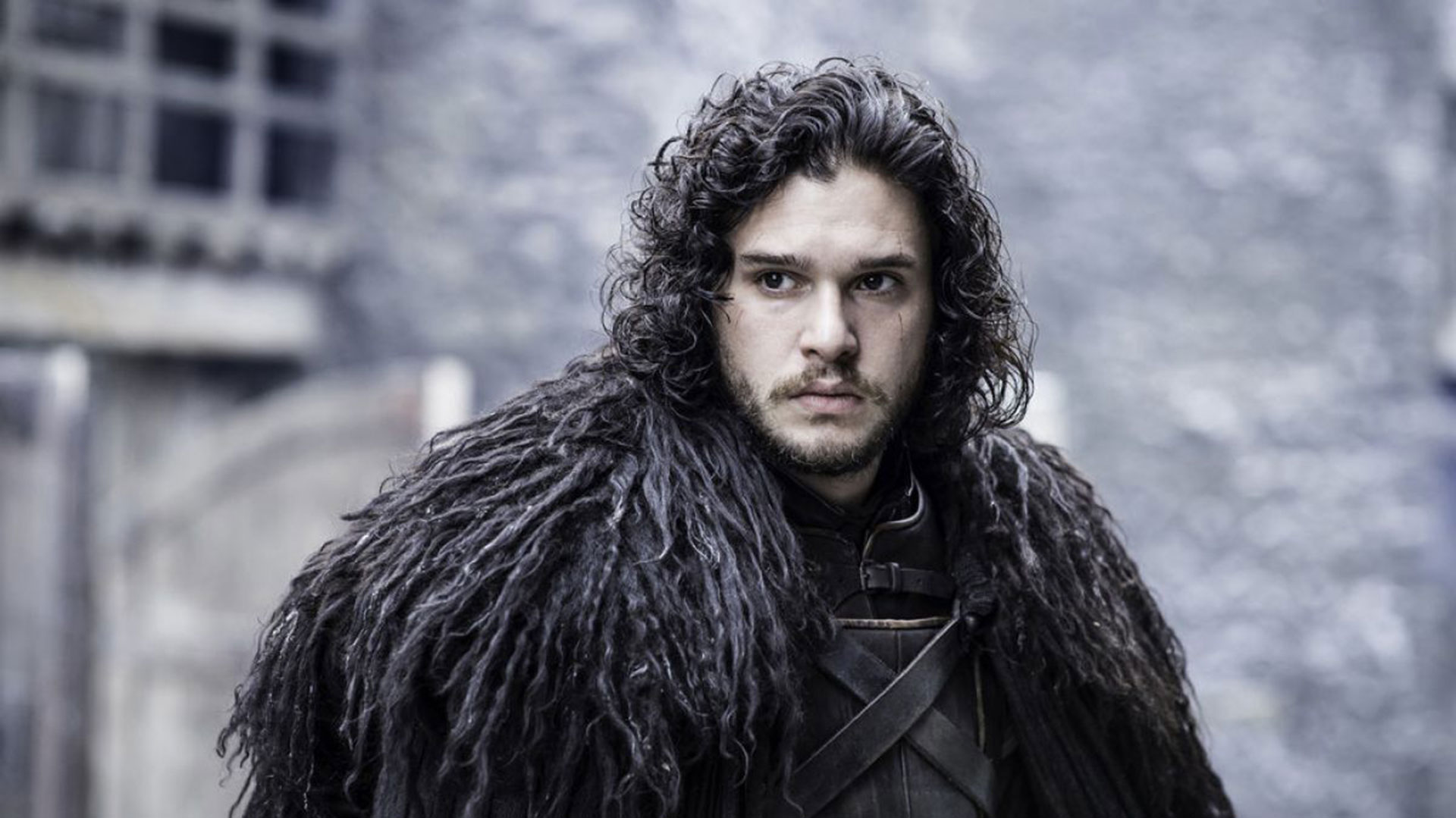 Como parte de la Guardia Nocturna, el personaje de Jon Snow tiende a vestirse de negro. Chaquetas con detalles de cuero, gamuza y pelo de lana son algunas de las prendas favoritas que se vieron y llamaron la atención en la última temporada de la serie de HBO