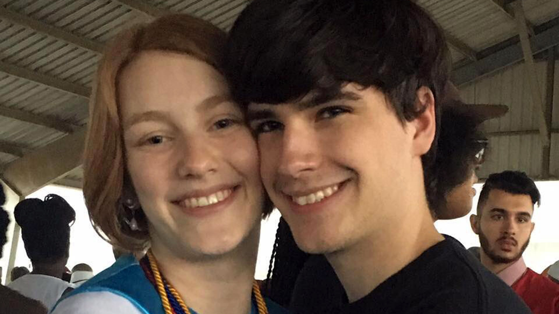 Lauren Seitz junto a un amigo, días antes de morir