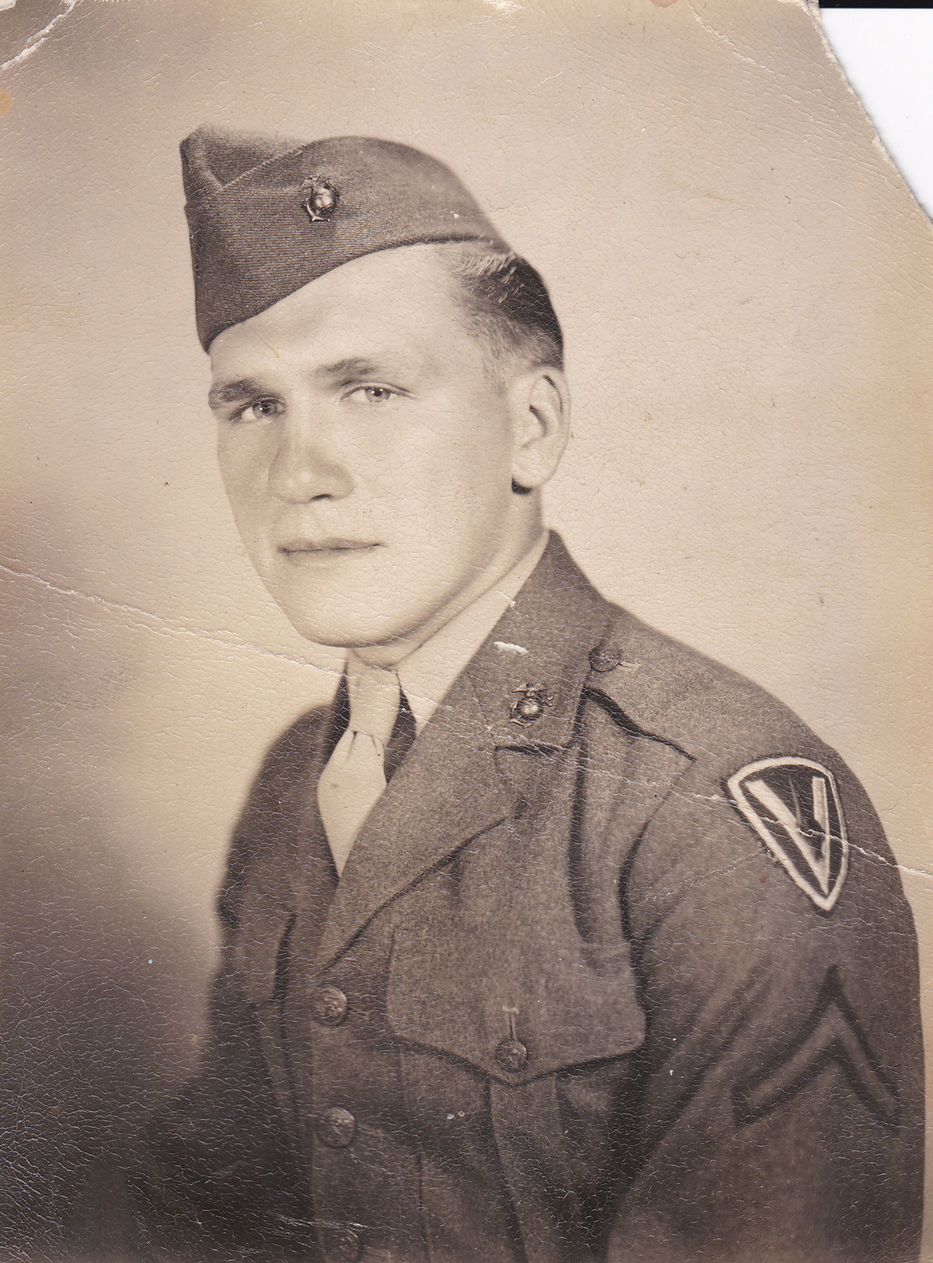 Harold Schultz. Su nombre reemplazará el de John Bradley como uno de los seis marines que protagonizaron el izamiento de la bandera estadounidense en el Monte Suribachi, en Iwo Jima, Japón