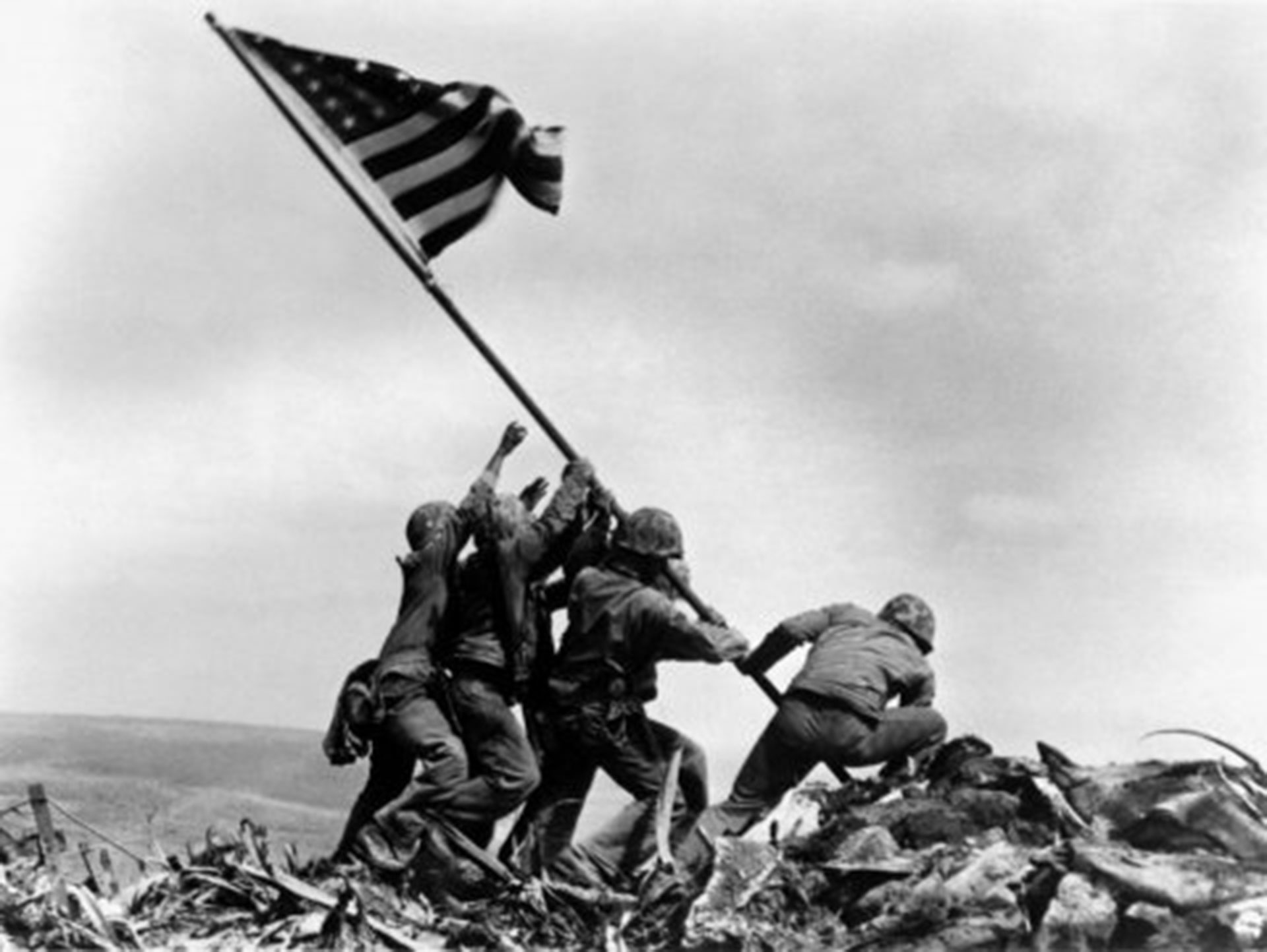 25 de febrero de 1945. La fotografía tomada por Joe Rosenthal, de la agencia AP. Recorrió las portadas del mundo y sirvió como inspiración para monumentos por todos los Estados Unidos