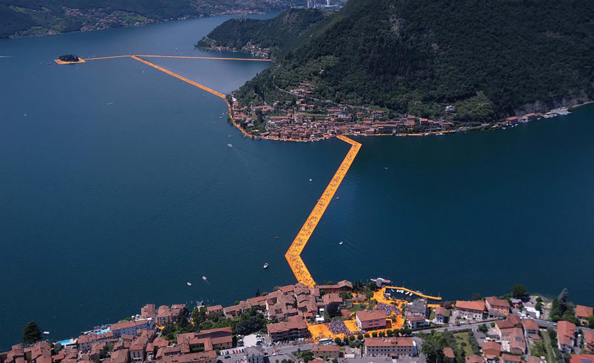 Los tres kilómetros de pasarelas unen la localidad de Sulzano (a unos cien kilómetros de Milán) con el sur de la isla de Monte Isola y el islote de San Paola