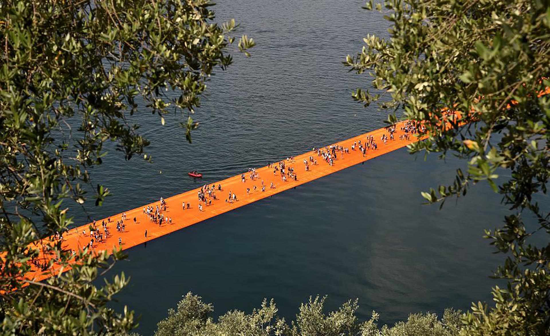 Una obra de arte le permite a los turistas caminar sobre el agua - Imagen 7