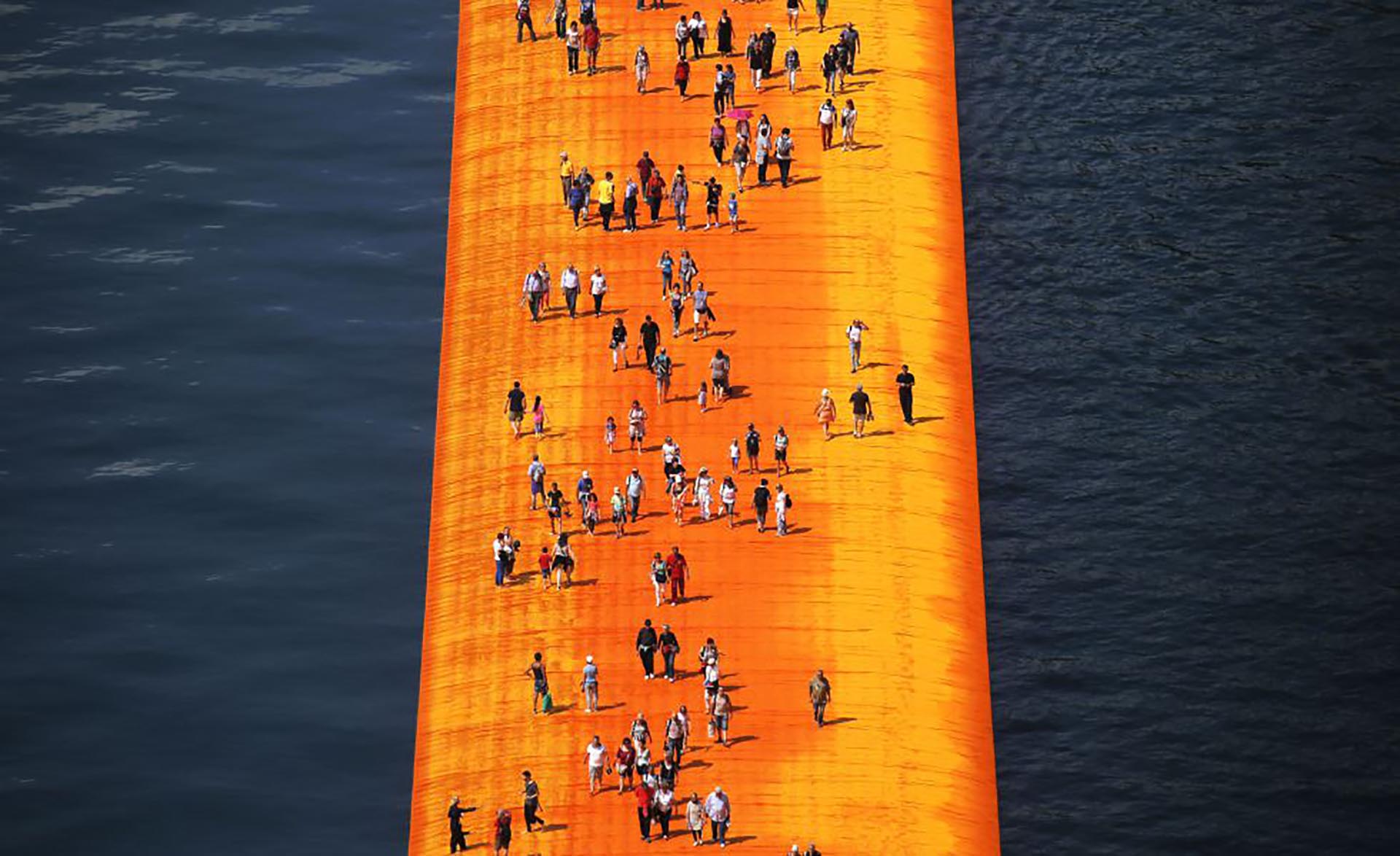 Christo explicó que “la luz y el agua transformarán el amarillo de la tela en tonos rojizos y dorados” durante los 16 días que permanecerá la instalación