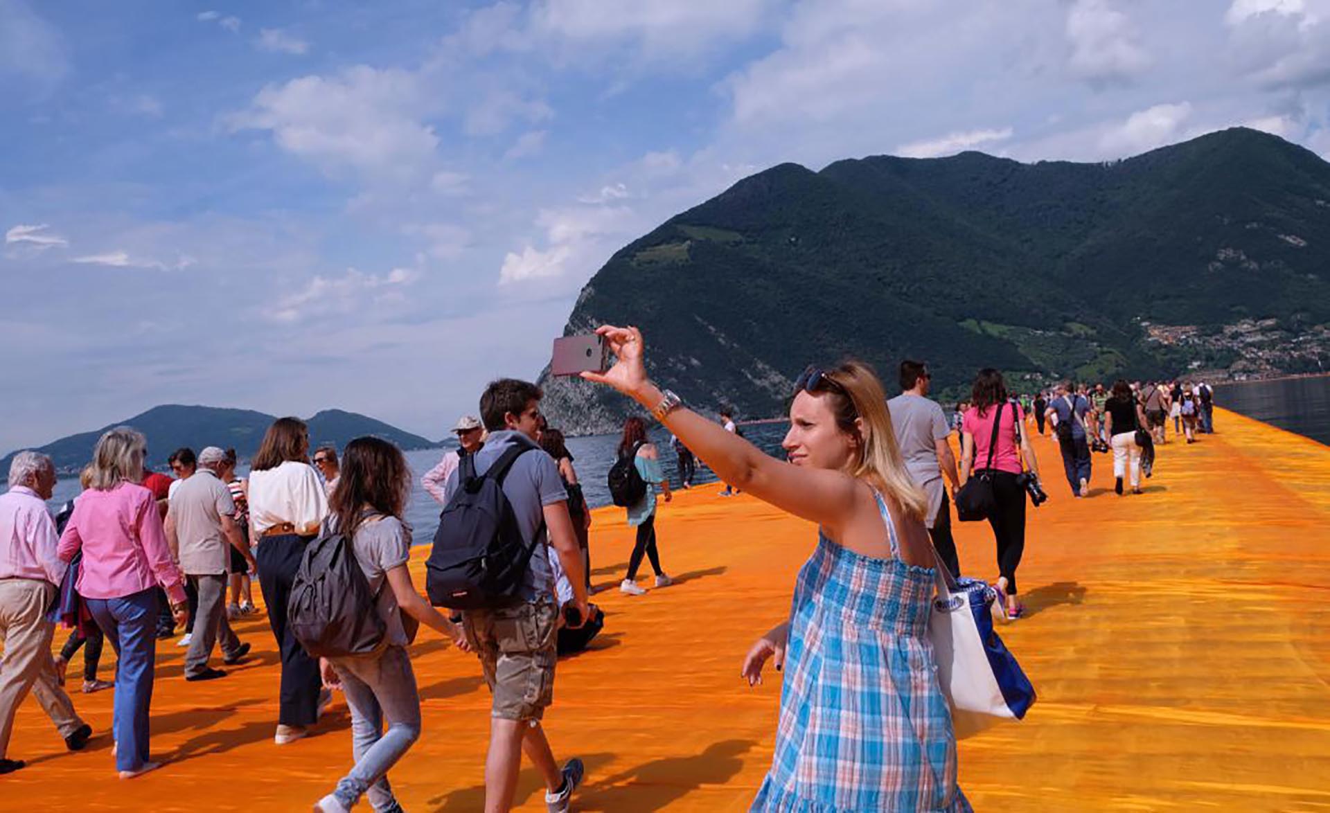 Una obra de arte le permite a los turistas caminar sobre el agua - Imagen 6