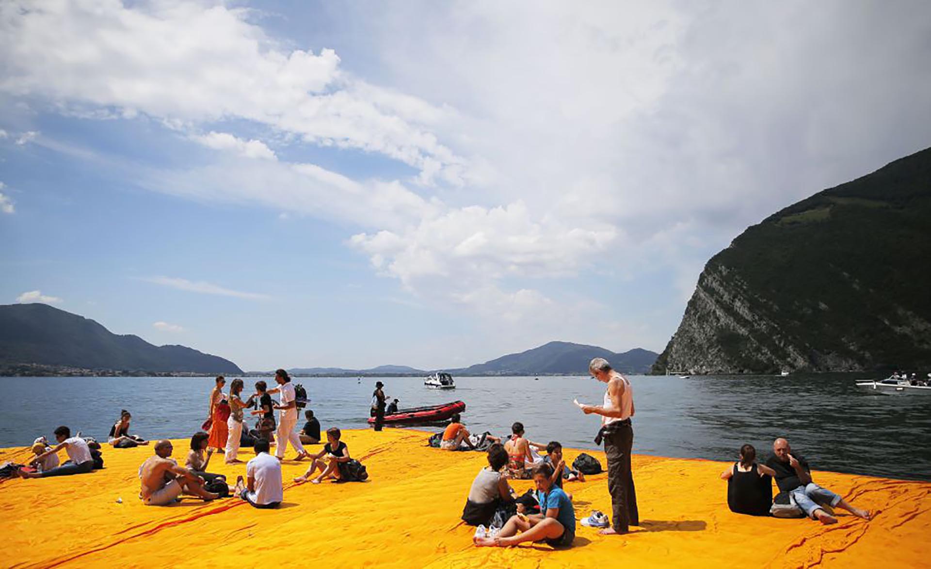 En la web del dúo artístico dice que “al igual que con todos los proyectos de Christo y Jeanne-Claude, “Los muelles flotantes” se financian en su totalidad a través de la venta de obras de arte de Christo”