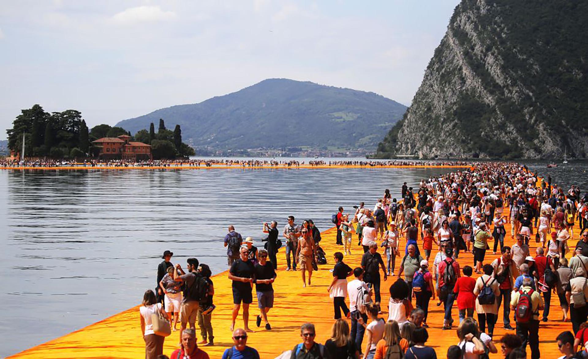 Una obra de arte le permite a los turistas caminar sobre el agua - Imagen 2