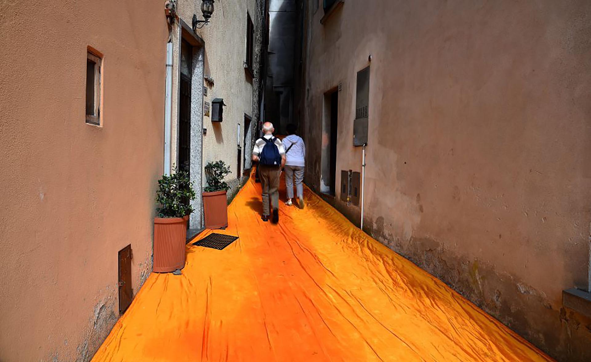 Una obra de arte le permite a los turistas caminar sobre el agua - Imagen 10