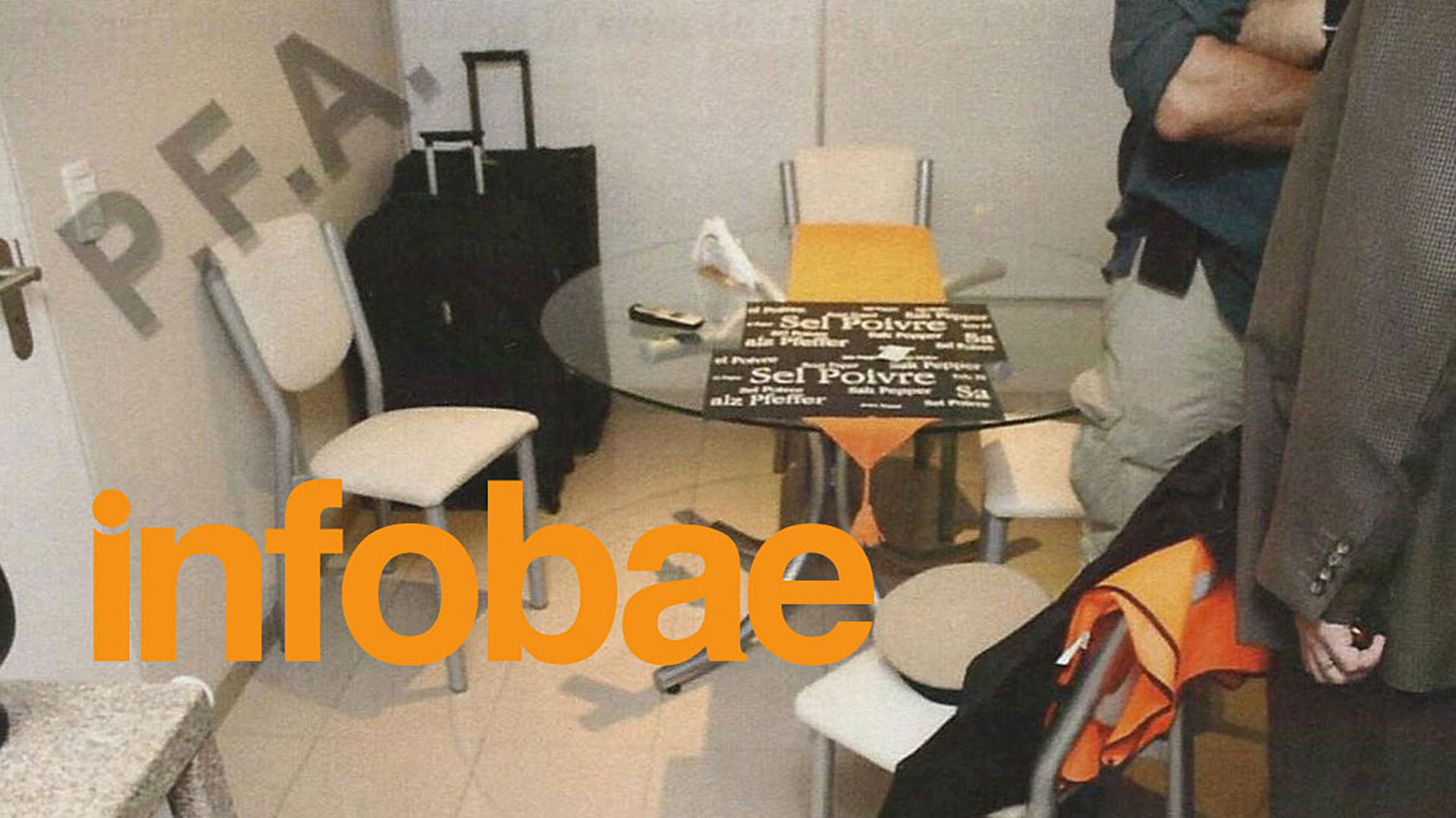 Un chaleco y un gorro de Prefectura sobre la mesa de la cocina (Infobae)