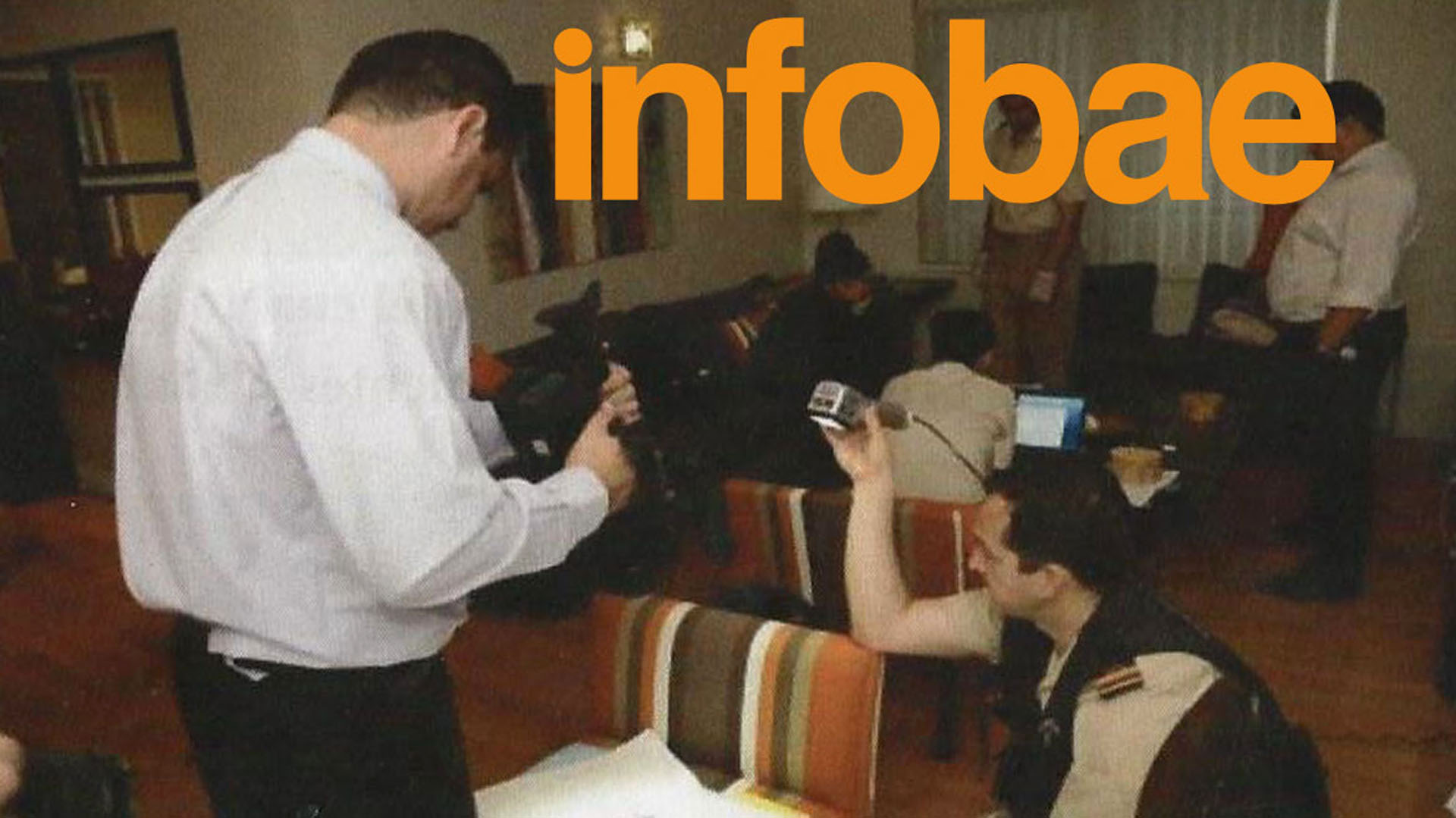 Los investigadores en el living del departamento de Nisman en las torres Le Parc (Infobae)