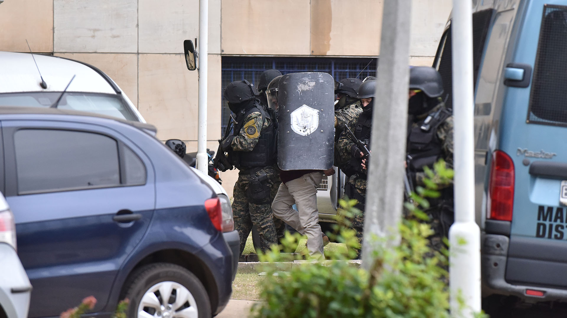 Lázaro Báez llegó rodeado de personal de seguridad del Servicio Penitenciario Federal. (Adrián Escandar)