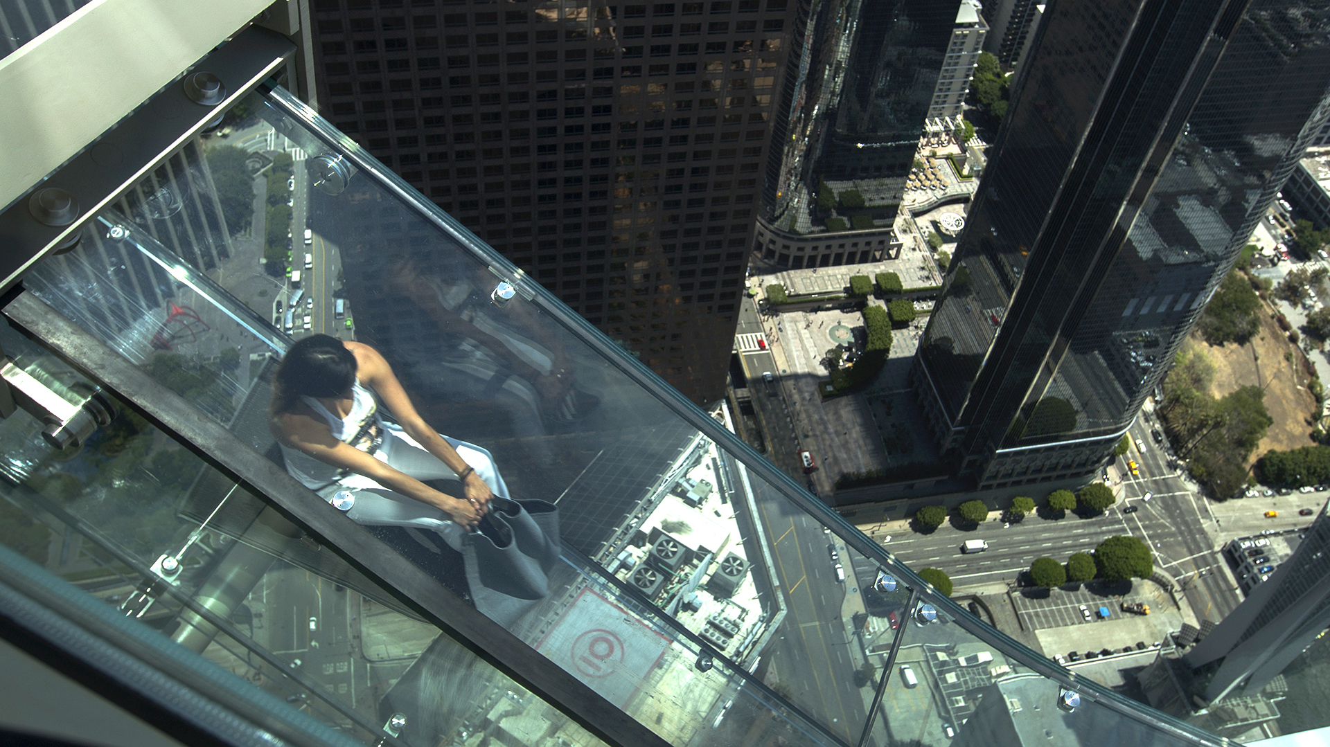 Los visitantes se deslizan desde el piso 70 al 69 (AFP)