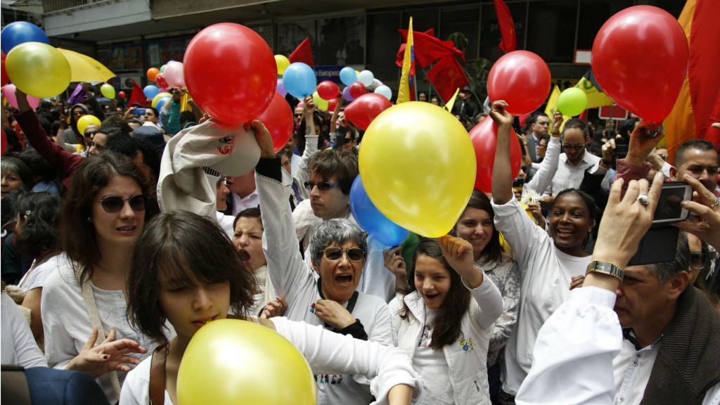 La gente festejó en Bogotá y otras ciudades el acuerdo de cese al fuego (AP)
