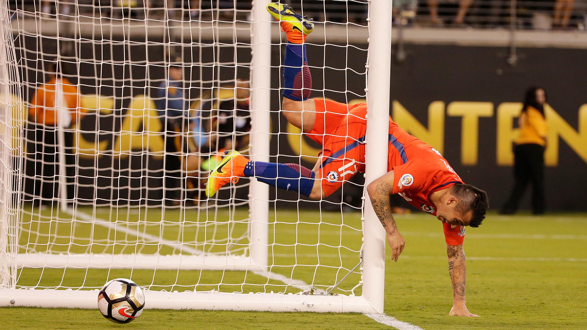 Gary Medel sufrió un duro golpe con su propio arco (AP)