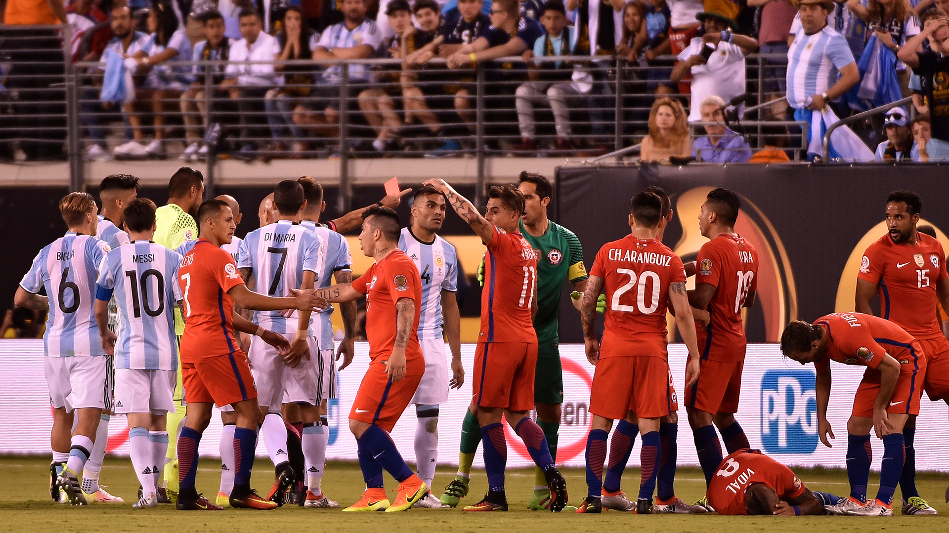 Las discusiones entre los equipos, una constante (AFP)