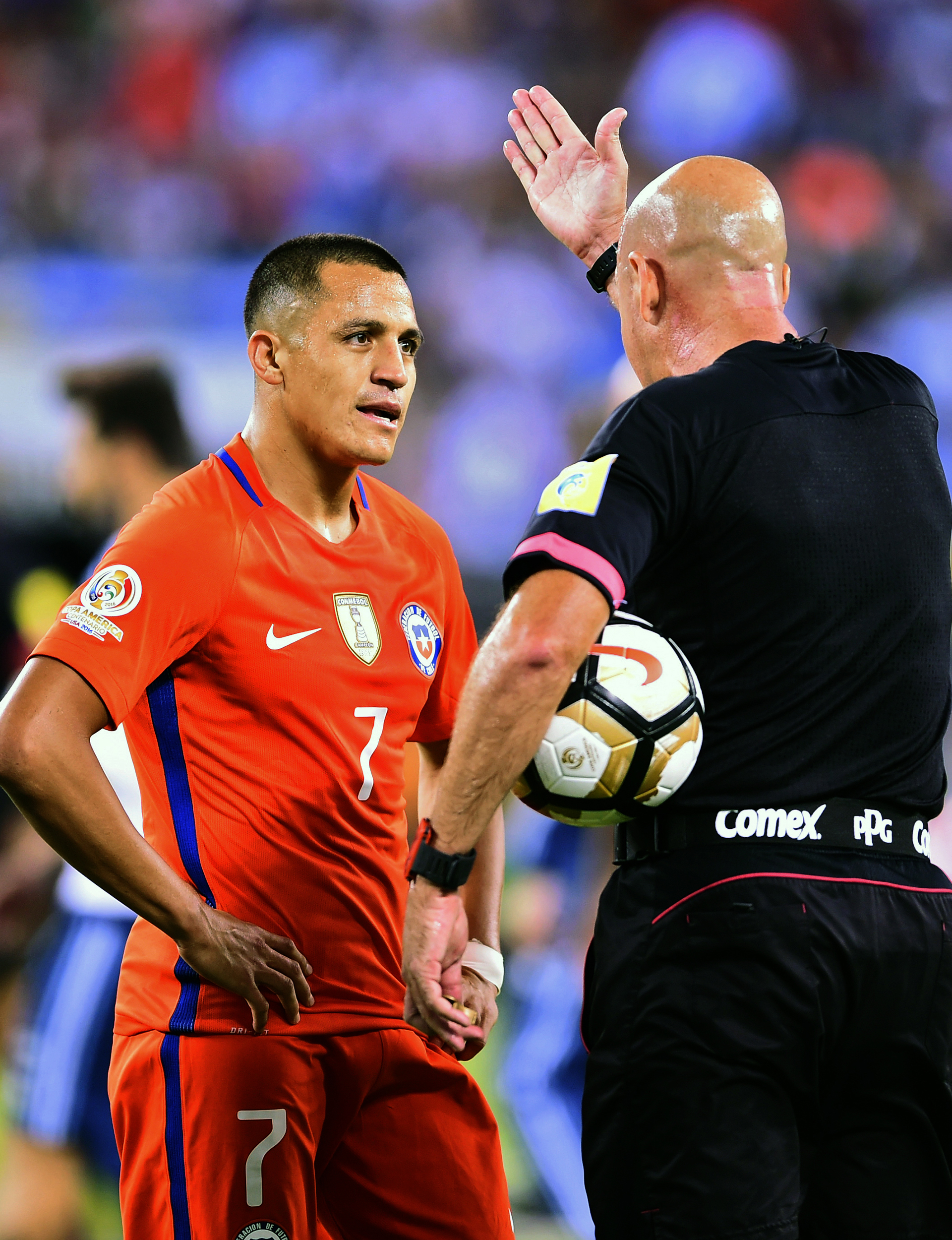Alexis Sánchez protesta ante Héber Lopes (AFP)