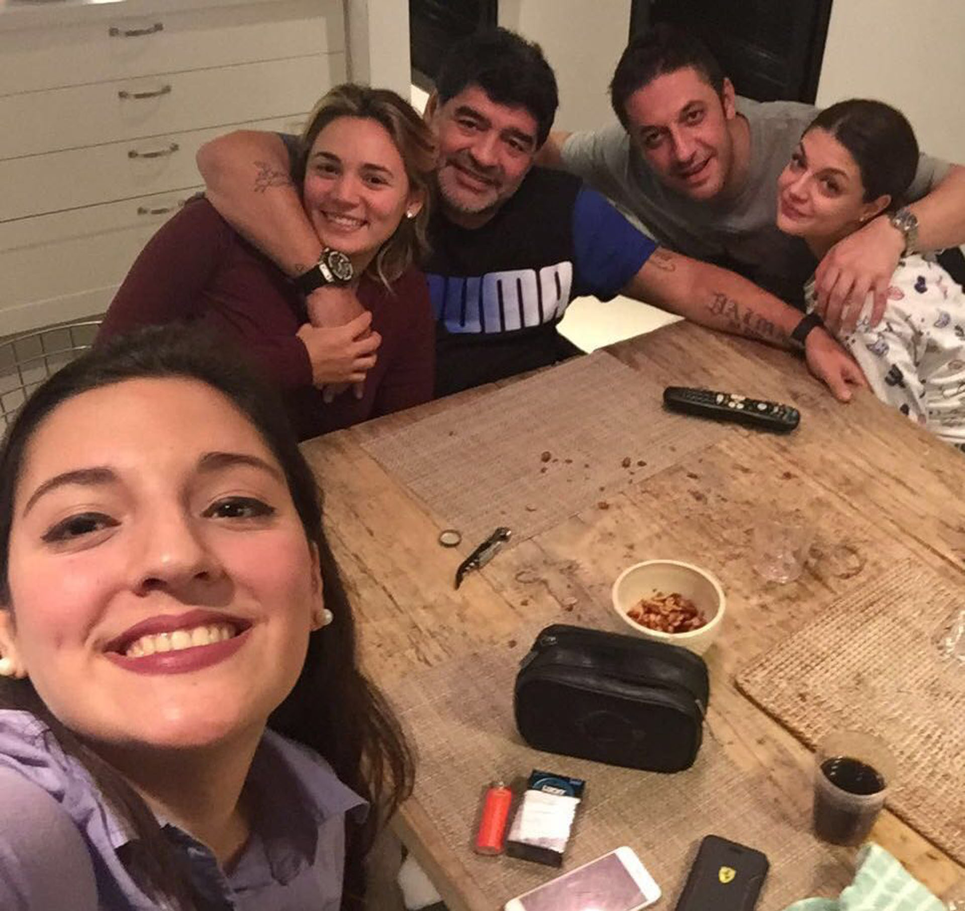 Maradona, junto su actual pareja Rocio Oliva, su hija Jana, Matías Morla, el representante que lo devolvió a los primeros planos,  y su esposa