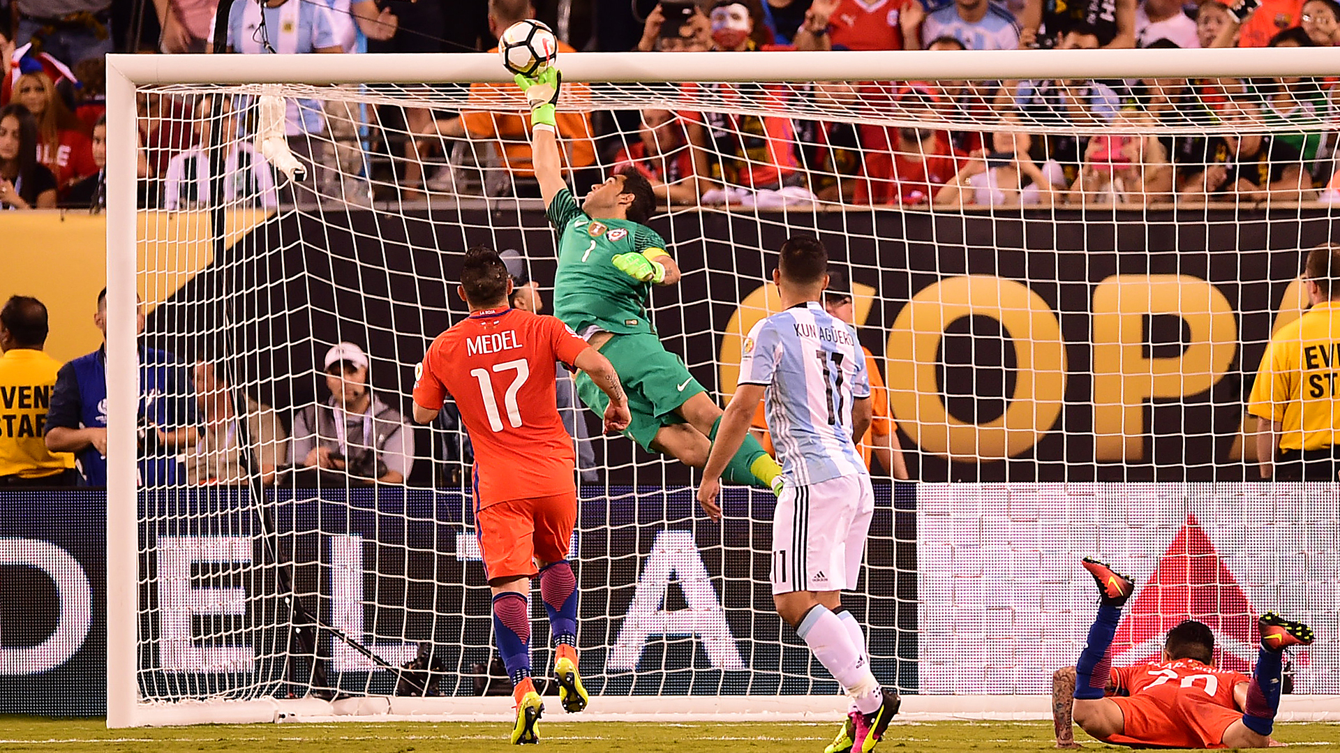 Espectacular atajada de Claudio Bravo, luego de un cabezazo de Sergio Agüero (AFP)