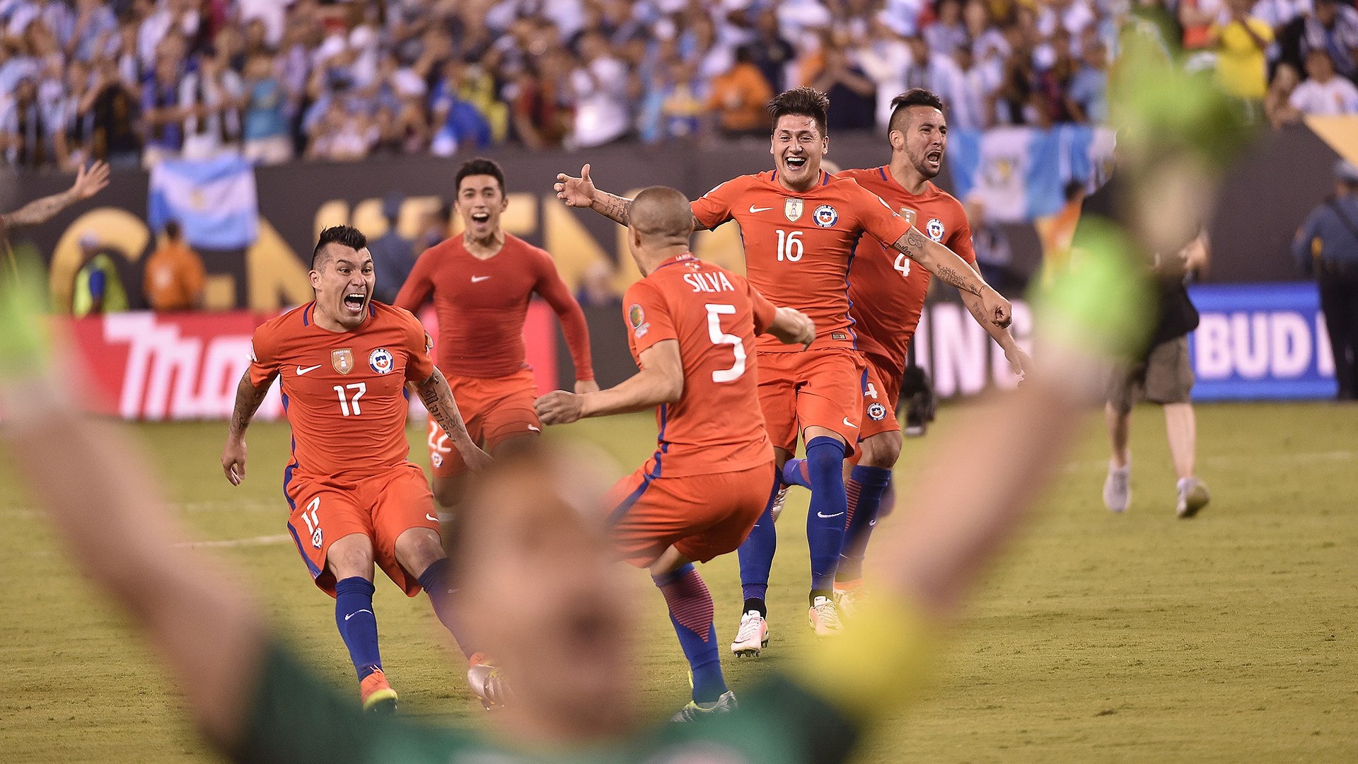 La alegría de Bravo y el plantel chileno tras el penal de Silva (AFP)