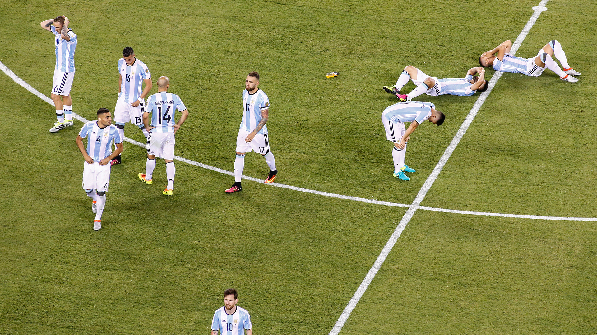 La tristeza de los jugadores argentinos (EFE)
