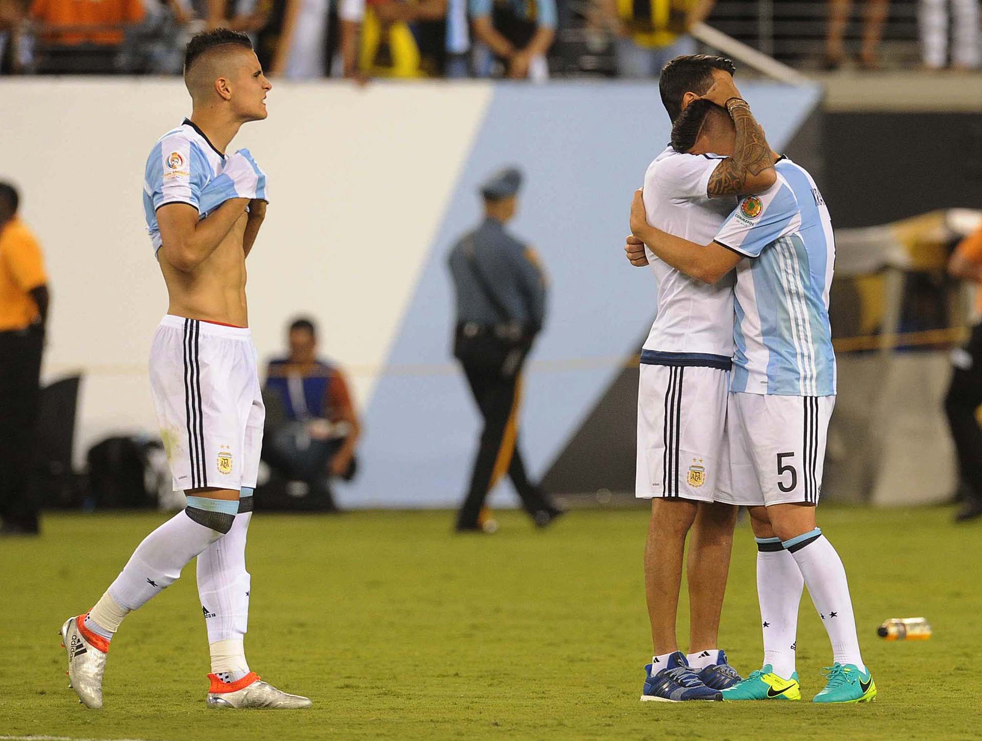 Erik Lamela, Augusto Fernández y Matías Kranevitter buscan aliviar su tristeza (Télam)