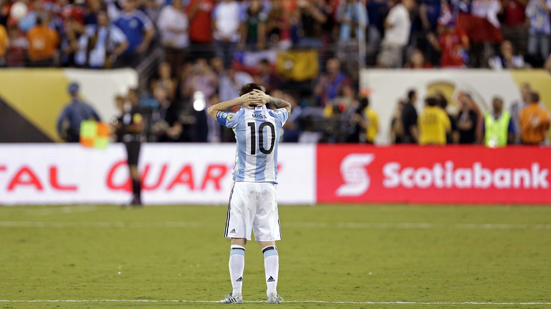 Messi mira el festejo de los jugadores chilenos (AFP)