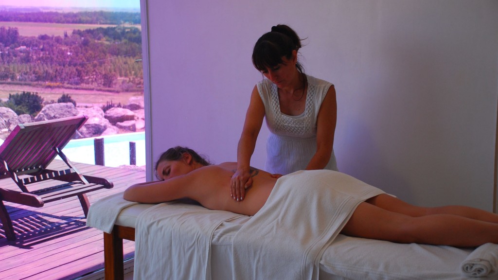 El spa cuenta con hidromasajes, sauna, centro de masajes, y una piscina con vistas inmejorables a las sierras
