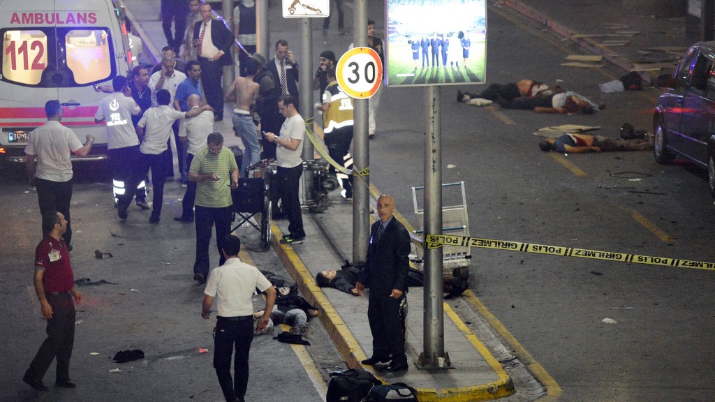 Dos terroristas detonaron sus explosivos en la entrada del aeropuerto de Estambul (AP)