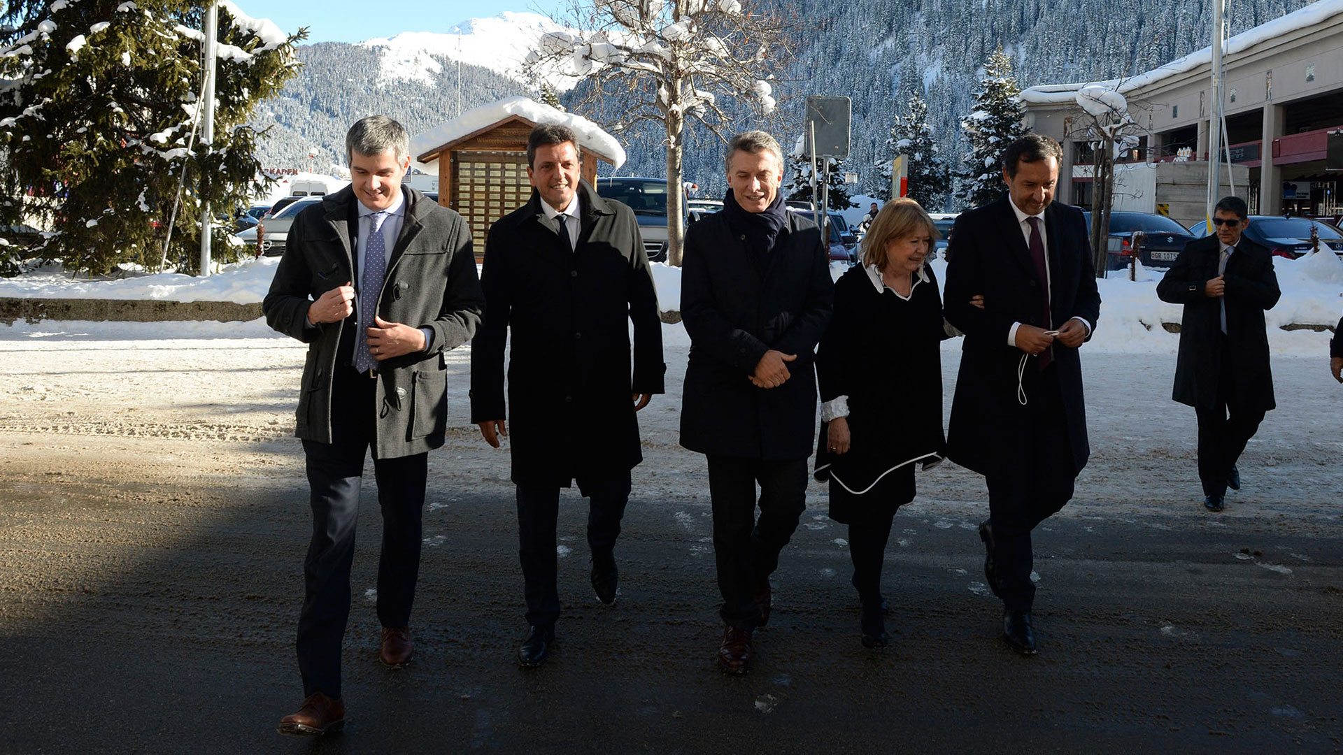 En el primer viaje que Mauricio Macri realizó al exterior, fue acompañado por Sergio Massa, líder del opositor Frente Renovador. Fueron a Davos, un foro de empresarios que el kirchnerismo había despreciado. El buen vínculo entre ellos duró poco tiempo. Macri, meses después, le puso de apodo “ventajita”.