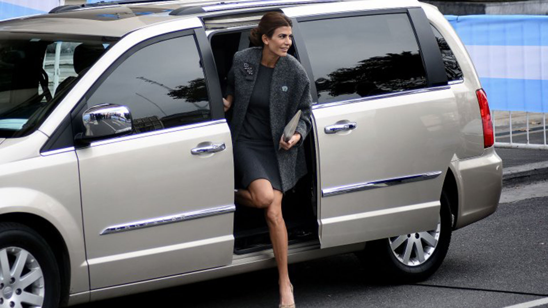 El look de Juliana en el Tedeum 2016 en total gris