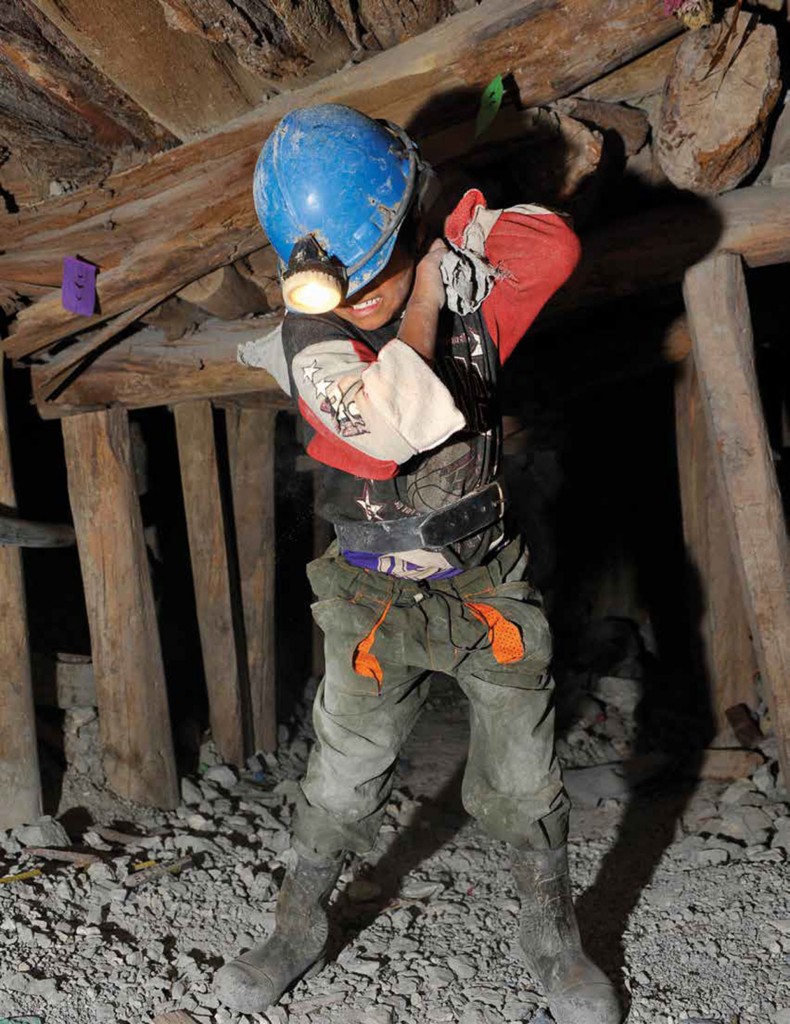 Un niño boliviano trabaja en una mina