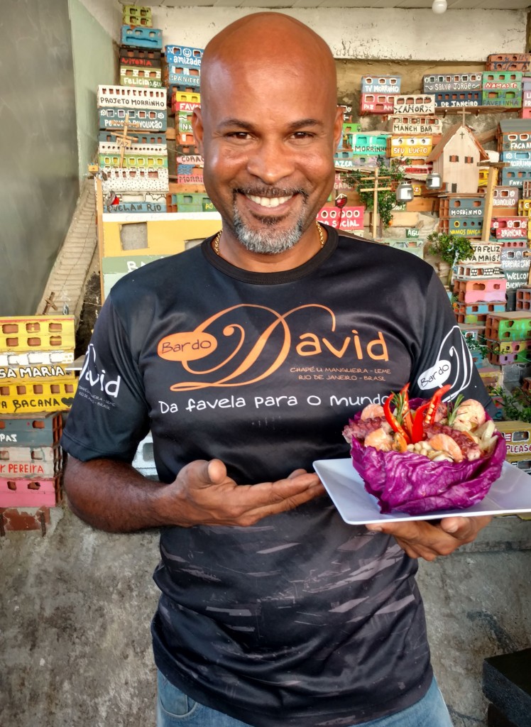 David Bispo posando con su plato Resurgencia, que fue premiado en la competencia gastronómica Comida di Buteco (Infobae)