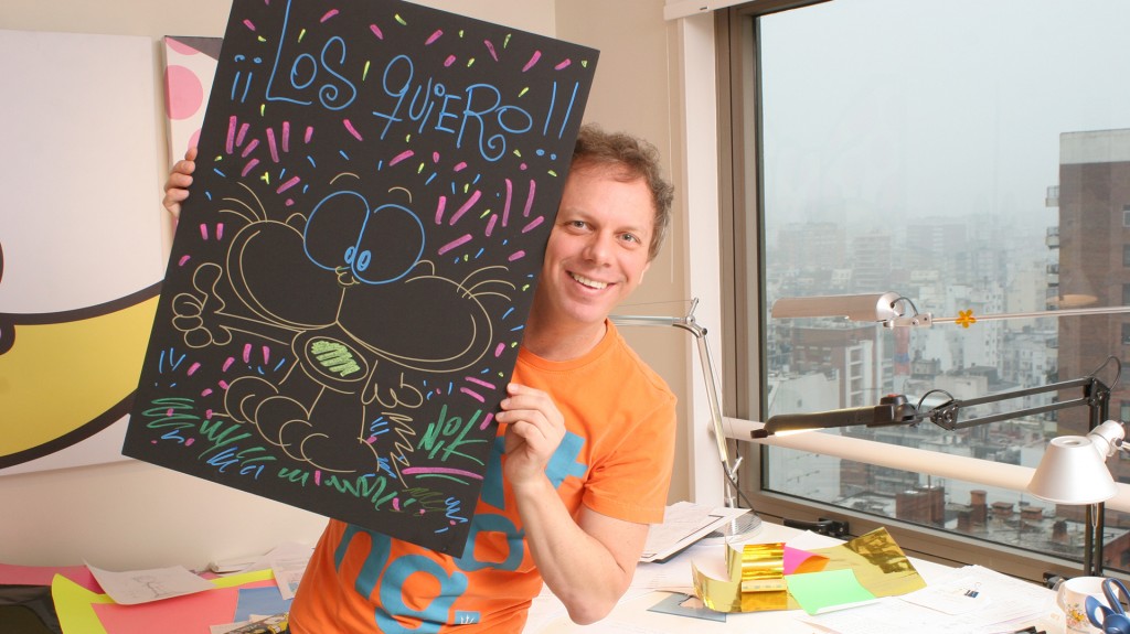 El ilustrador junto a Gaturro, su legendario personaje