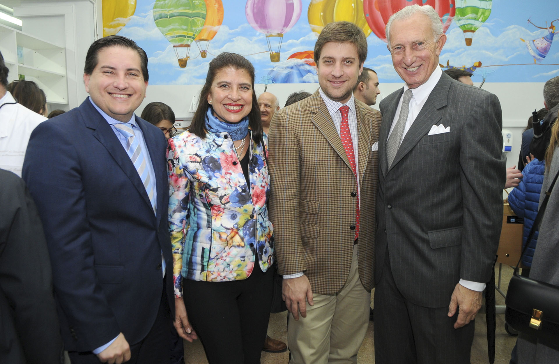 La artista plástica Marta Diez (idea, dirección y curaduría de los murales”Viaje a mi recuperación”, en colaboración con Silvia Neuss) junto a Gastón Corral y los empresarios Georgie y Jorge Neuss