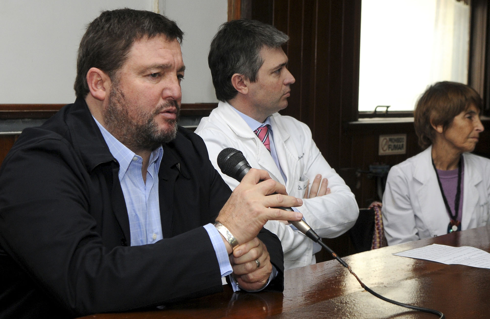 Alejandro Macfarlane, presidente de la Fundación Hospital de Clínicas, en el acto inaugural de la nueva Unidad de Cuidados Intensivos Pediátricos junto a Bernardo Bergroth, director general del Hospital, y Ana Balanzat, jefa del departamento de Pediatría
