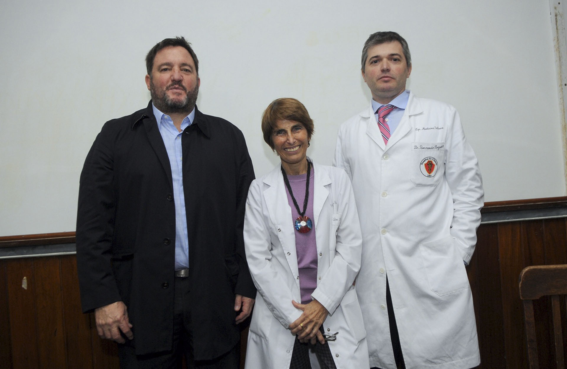 Alejandro Macfarlane, presidente de la Fundación Hospital de Clínicas; junto a Ana Balanzat, jefa del departamento de Pediatría, y Bernardo Bergroth, director general del Hospital