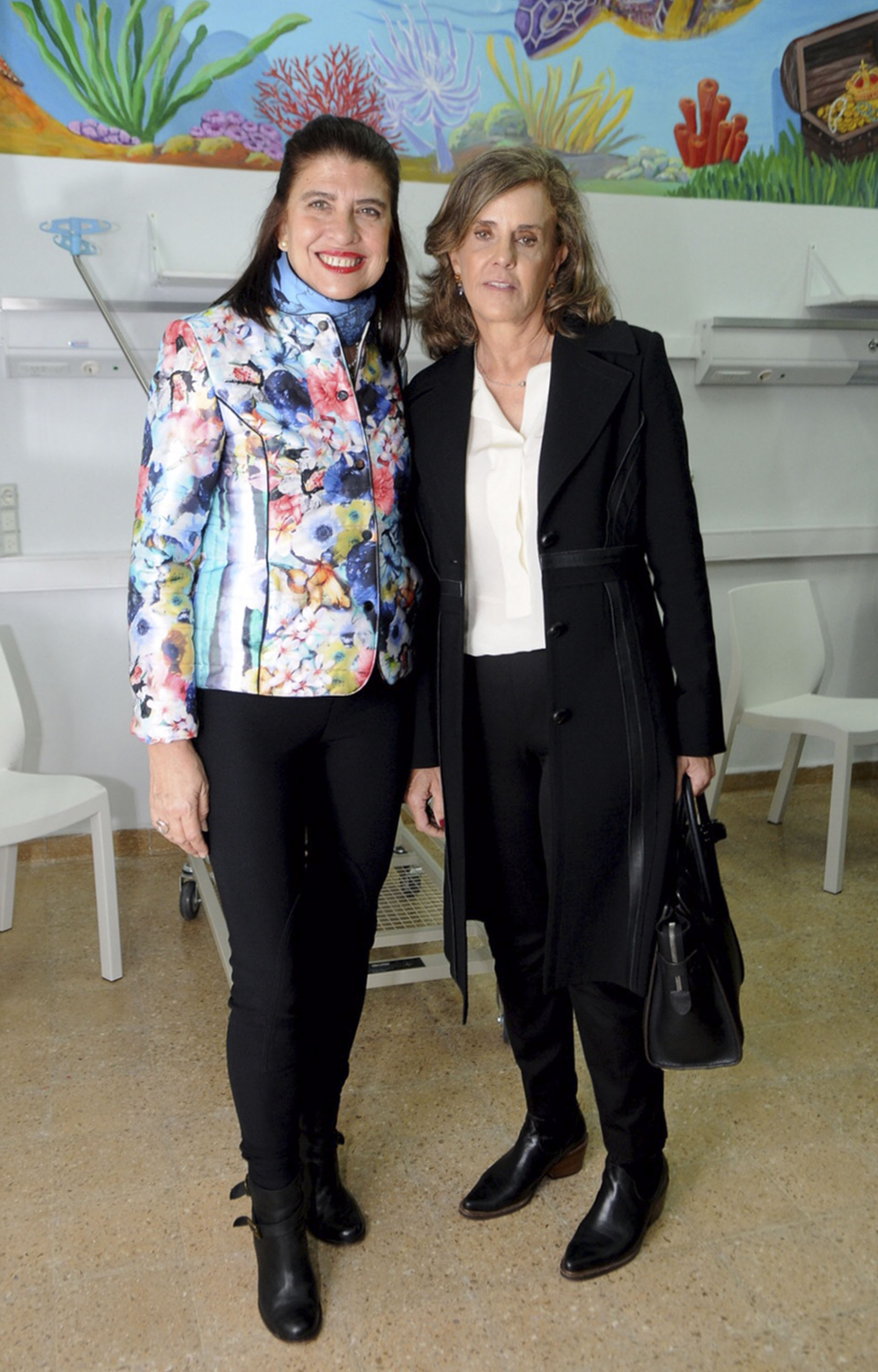 La artista plástica Marta Diez y Silvia Neuss, miembro de la Comisión de la Fundación del Hospital de Clínicas