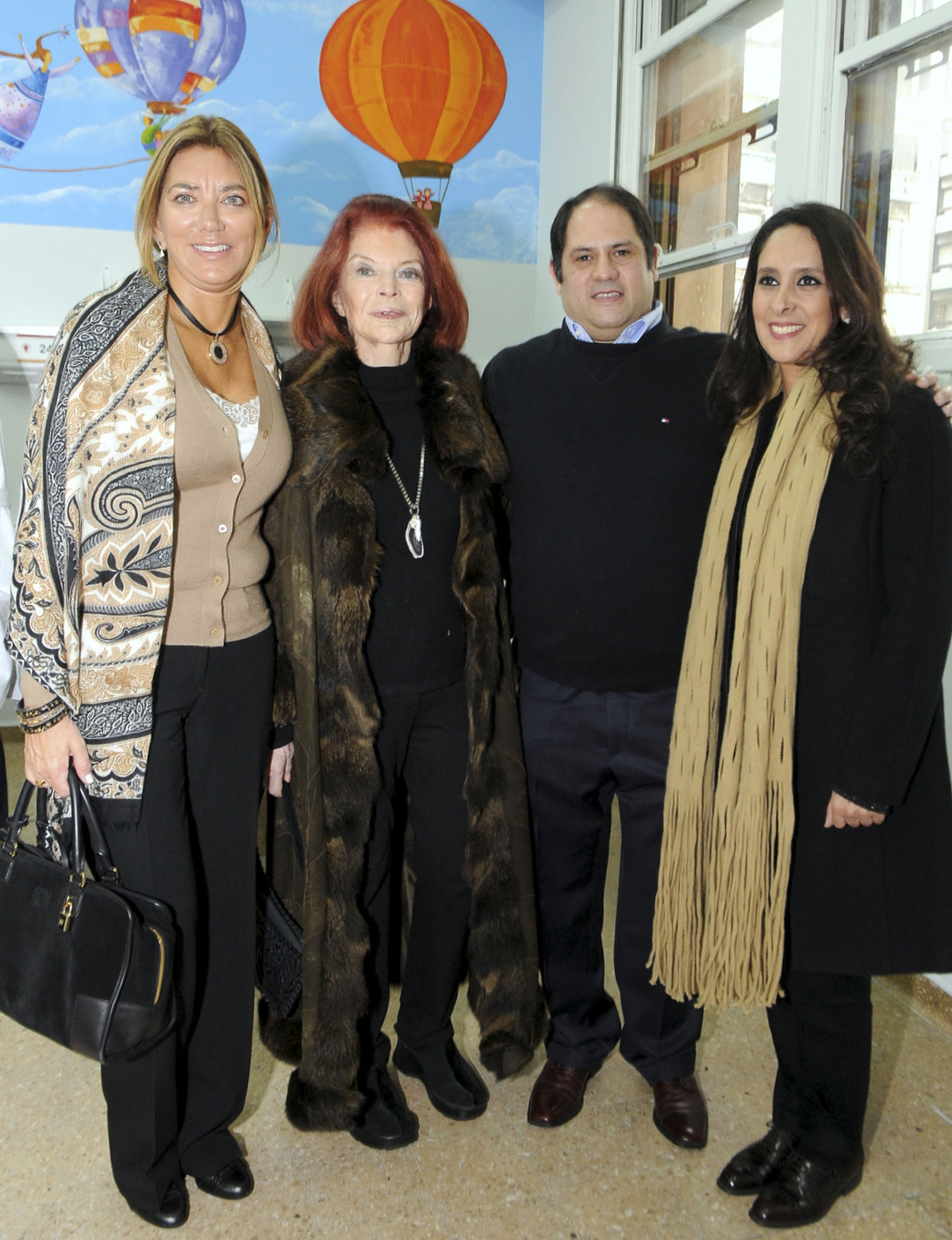 Bettina Bulgheroni, miembro de la Comisión de la Fundación del Hospital de Clínicas; Lili Sielecki, y Felipe y Vanesa Noble Herrera