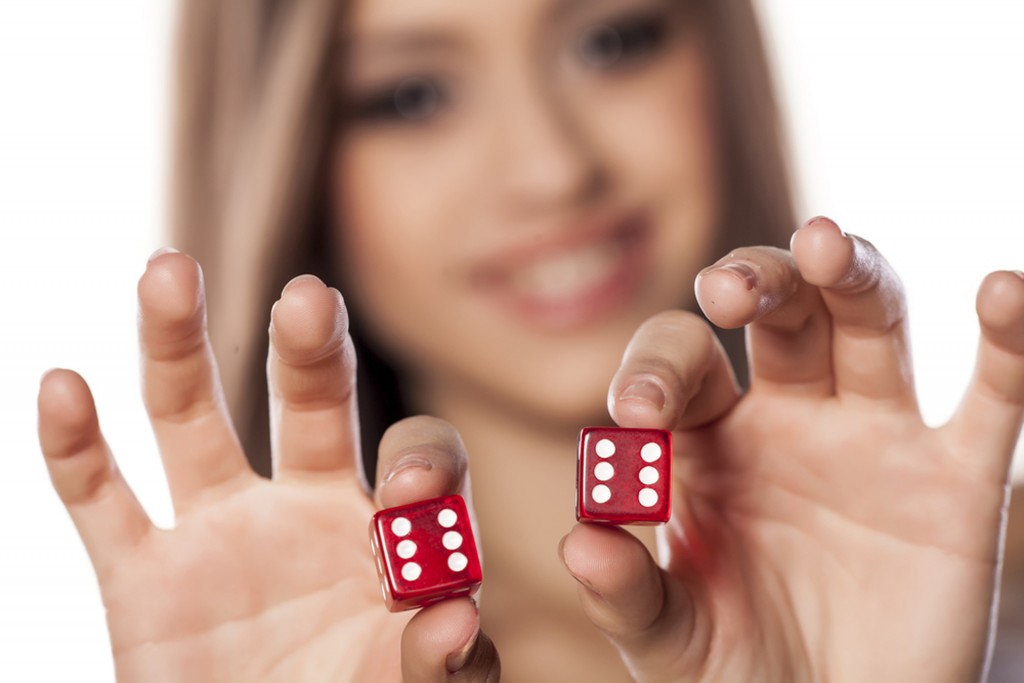 El test del cubilete reveló que todos mienten para obtener beneficios (Shutterstock)
