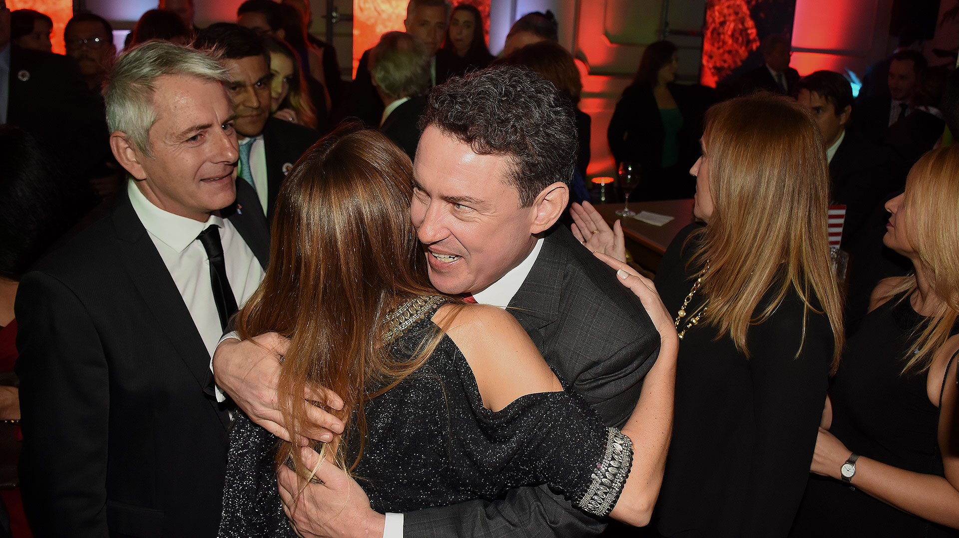 El embajador Noah Mamet saludando a los invitados en la gran recepción